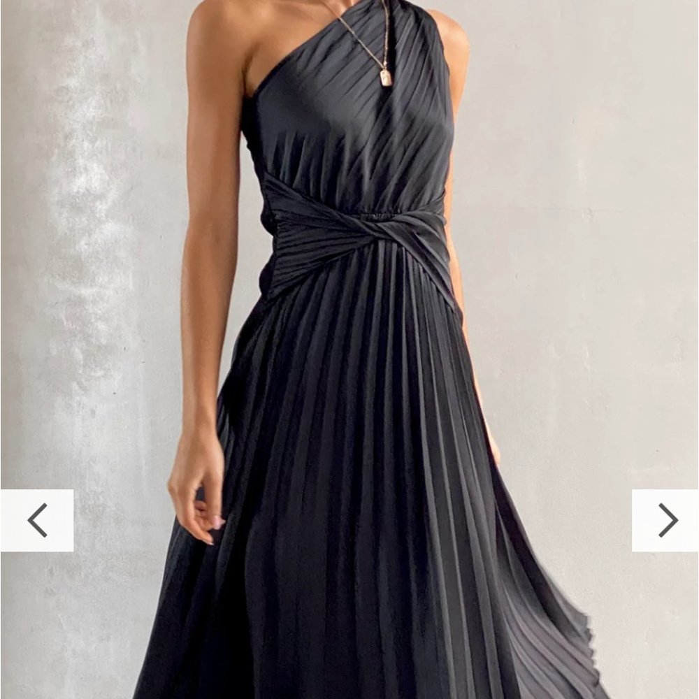 Small Black One Shoulder Midi!